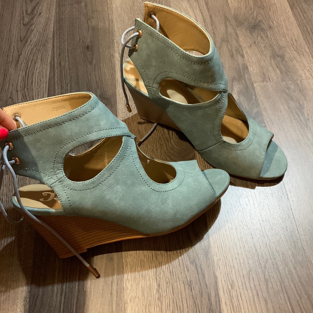 NEW Light blue, suede heels 7.5